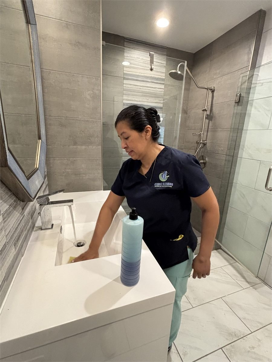 Starbiz cleaner detailing a glass shower